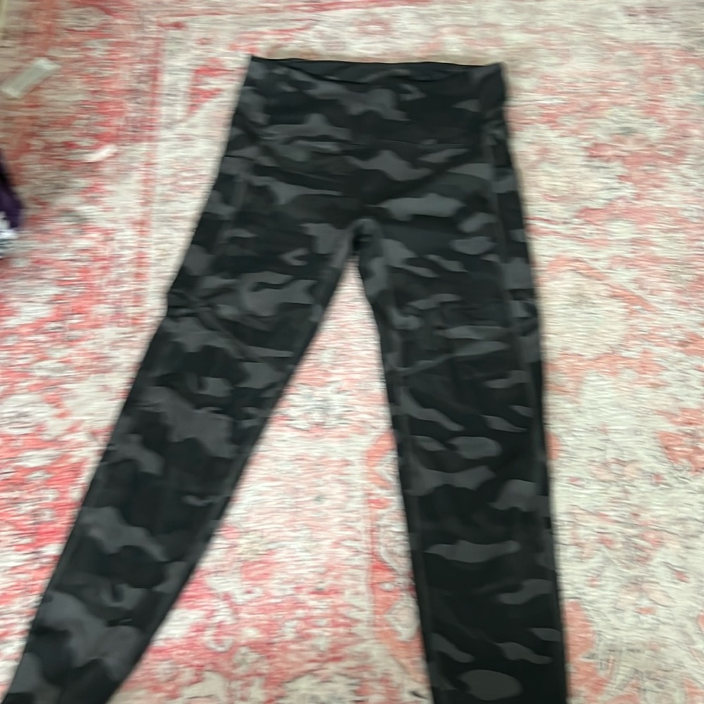 Very stretchy and nice quality has pockets on the side very flexible for running